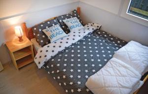 Bett in einem Zimmer mit Kissen darauf in der Unterkunft 2 Bedroom Lovely Home In Julianadorp in Julianadorp