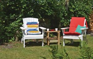 2 Stühle mit bunten Kissen im Gras in der Unterkunft 2 Bedroom Lovely Home In Julianadorp in Julianadorp + 14 Fotos