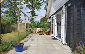 eine Terrasse außerhalb eines Hauses mit einem Gebäude in der Unterkunft 2 Bedroom Lovely Home In Julianadorp in Julianadorp