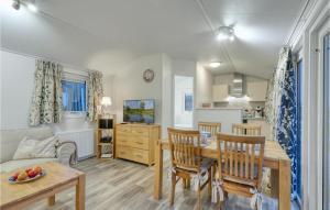cocina y sala de estar con mesa y sillas en Nice Home In Ssel With Kitchen, en Süsel