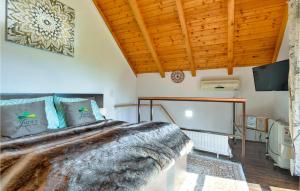 Postel nebo postele na pokoji v ubytování Pet Friendly Home In Sveti Ivan Zelina With Sauna