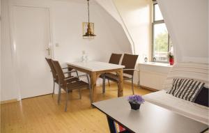 ein Wohnzimmer mit einem Tisch, Stühlen und einem Sofa in der Unterkunft De Eekhof - Appartement 8 in Hindeloopen