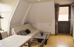 Kleines Zimmer mit einem Bett und einem Tisch in der Unterkunft De Eekhof - Appartement 8 in Hindeloopen