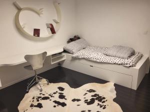 a bedroom with a desk and a mirror and a chair at Gezellige moderne woning met zwemvijver in Halle