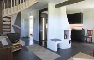 una gran sala de estar con cocina y una escalera en Cozy Home In Strngns With House Sea View, en Aspö