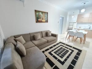 sala de estar con sofá y mesa en Seascape Apartments Vlore, en Vlorë