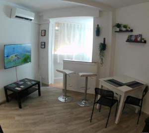 Televízia a/alebo spoločenská miestnosť v ubytovaní Holidays2Torremolinos Studio in Loma del Colegial Torremolinos close to center with pool, rooftop terrace