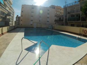 Bazén v ubytovaní Holidays2Torremolinos Studio in Loma del Colegial Torremolinos close to center with pool, rooftop terrace alebo v jeho blízkosti