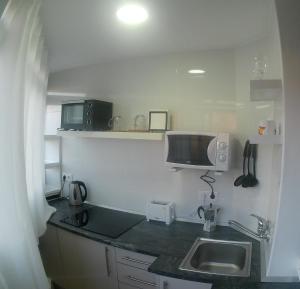 Kuchyňa alebo kuchynka v ubytovaní Holidays2Torremolinos Studio in Loma del Colegial Torremolinos close to center with pool, rooftop terrace
