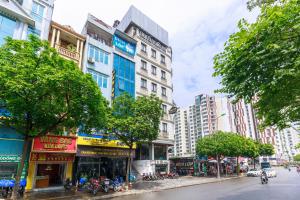 una calle en una ciudad con edificios altos en Yolo Wa Hotel en Hanoi