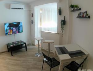 Televízia a/alebo spoločenská miestnosť v ubytovaní Holidays2Torremolinos Studio in Loma del Colegial Torremolinos close to center with pool, rooftop terrace