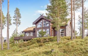 una casa di tronchi con terrazza nel bosco di Lovely Home In Vrdal With Sauna a Vrådal