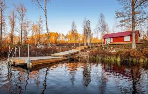 uma casa na margem de um lago com uma doca em Pet Friendly Home In Holmsj With Kitchen em Holmsjö
