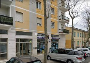 een auto geparkeerd voor een gebouw bij Fortunato's Apartment in Cecina