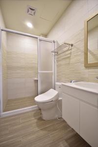 ein Badezimmer mit Toilette, Dusche und Waschbecken in der Unterkunft 千晴包棟民宿 in Taitung + 56 Fotos