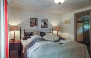 Ένα ή περισσότερα κρεβάτια σε δωμάτιο στο Pet Friendly Home In Hovden With Sauna