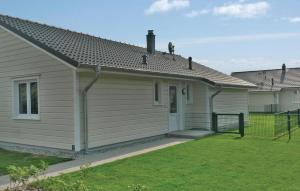 una casa con un gato sentado encima en 2 Bedroom Nice Home In Dagebüll, en Dagebüll 16 fotos más
