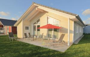 una casa con terraza con mesa y sillas en 2 Bedroom Nice Home In Dagebüll, en Dagebüll