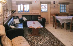 - un salon avec un canapé en cuir noir et une table dans l'établissement Beautiful Home In Straumgjerde With 2 Bedrooms, à Ramstad