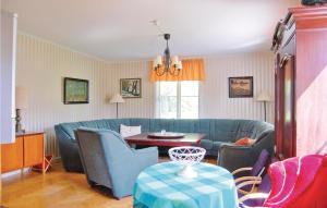 sala de estar con sofá azul y mesa en Pet Friendly Home In Svrdsj With Kitchen en Vintjärn