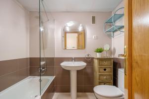 Et badeværelse på Soho & Sea Views -Parking + 8 billeder