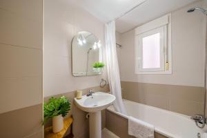 Et badeværelse på Soho & Sea Views -Parking