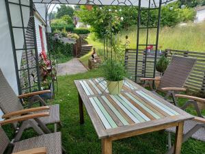 drewniany stół i krzesła w ogrodzie w obiekcie Ferienwohnung am Sendberg w mieście Frielendorf