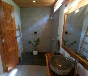 a bathroom with a sink and a mirror at Coco Cabana in Gili Trawangan