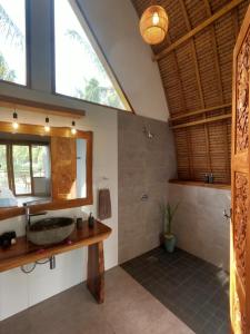 y baño con lavabo y espejo. en Coco Cabana, en Gili Trawangan