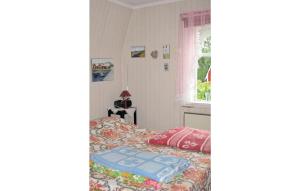 En eller flere senge i et værelse på Lovely Home In Lrbro With Kitchen