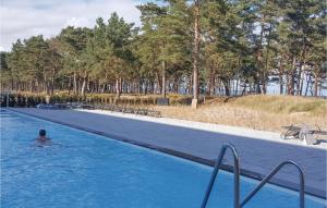 een persoon in het water in een zwembad bij Baltic in Binz