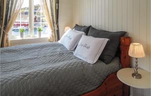 Postel nebo postele na pokoji v ubytování 4 Bedroom Pet Friendly Apartment In Steinsland