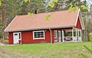 uma casa vermelha com um telhado vermelho e um quintal em Cozy Home In Karlstad With Wifi em Killstad