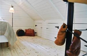 En eller flere senger på et rom på Stunning Home In Karlstad With 1 Bedrooms And Wifi