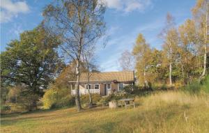 una casa en medio de un campo en Nice Home In Knred With House Sea View, en Blankered