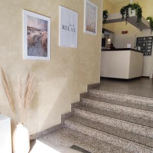 een lobby met trappen en posters aan de muur bij Hotel Galassia in Rimini