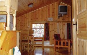 een kamer met een tafel en stoelen en een televisie bij Gorgeous Home In Ringebu With House A Mountain View in Odlo