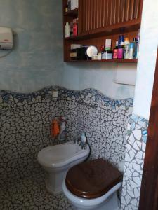 La salle de bains est pourvue de toilettes et d'un lavabo. dans l'établissement DOG HOUSE FROM POMPEI-AMALFI, à SantʼAntonio Abate