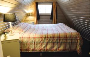 ミッデルケルケにあるMarijkeの小さな家の中にある小さなベッドルーム1室(ベッド1台付)