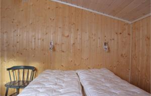 เตียงในห้องที่ Stunning Home In Sjusjøen With Kitchen
