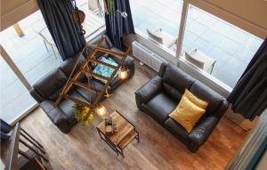 an overhead view of a living room with leather furniture at Oud Kempen Bungalow 173 in Stavenisse +6 photos