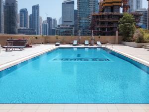 Bazén v ubytování The Smart Concierge - Marina Sail nebo v jeho okolí