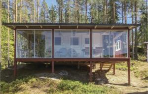 una casa di vetro nel mezzo di una foresta di Two-Bedroom Holiday Home in Falun a Falun
