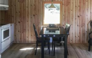 cocina con mesa, sillas y ventana en Two-Bedroom Holiday Home in Falun, en Falun