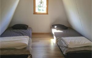 Gulta vai gultas numurā naktsmītnē Two-Bedroom Holiday Home in Falun