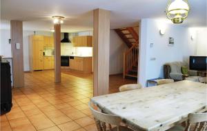 uma sala de jantar e cozinha com mesa e cadeiras em 2 Bedroom Gorgeous Home In Hachenburg em Hachenburg