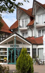 ein Hotel mit einem Gebäude mit roten Dächern in der Unterkunft Hotel Landgasthaus Schäferhof in Alsfeld