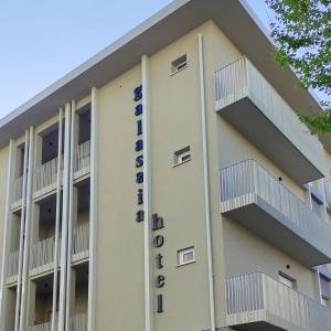 een gebouw met balkons aan de zijkant bij Hotel Galassia in Rimini