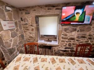 Telewizja i/lub zestaw kina domowego w obiekcie Casa Paris grande en Costa da Morte, Dumbria