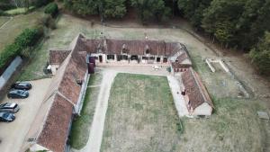 een luchtzicht op een groot huis met een auto bij Gite Le Rouvre in Cour-Cheverny